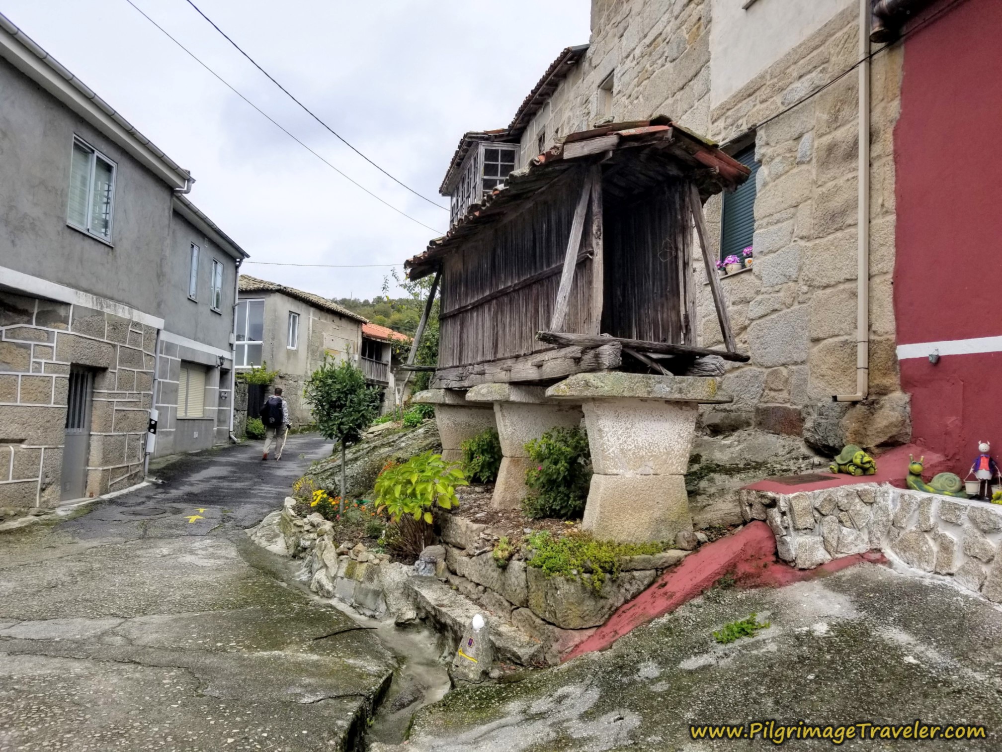 Pass Horreo on the Rúa da Vilar