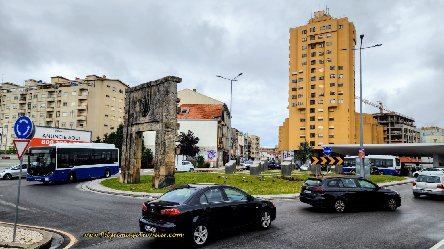 Join the Avenida da República at Traffic Circle