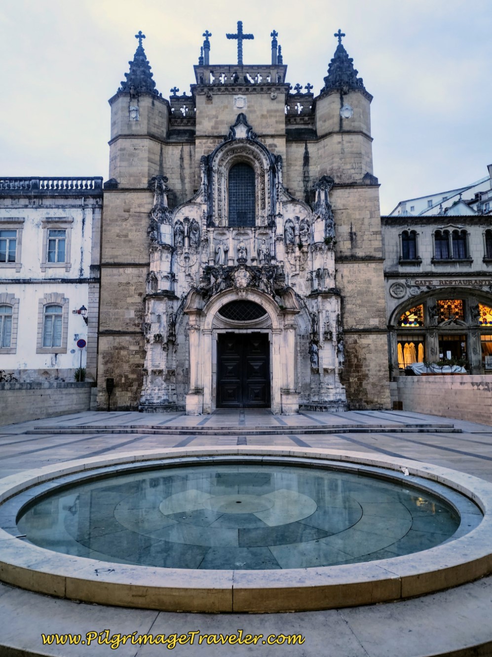 Praça 8 de Maio, Igreja de Santa Cruz