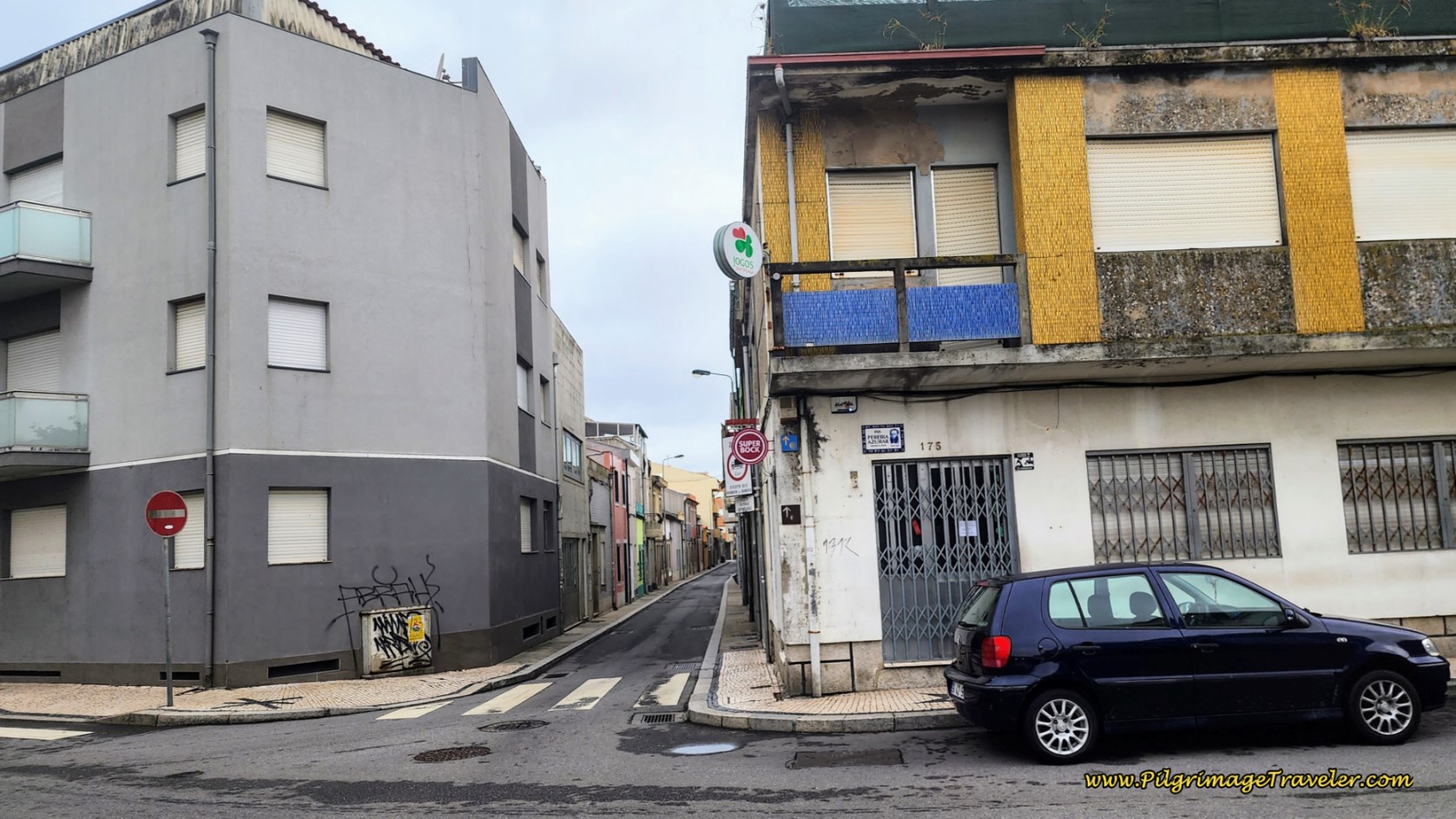 Along the Rua dos Ferreiros at the Rua Pereira Azurara