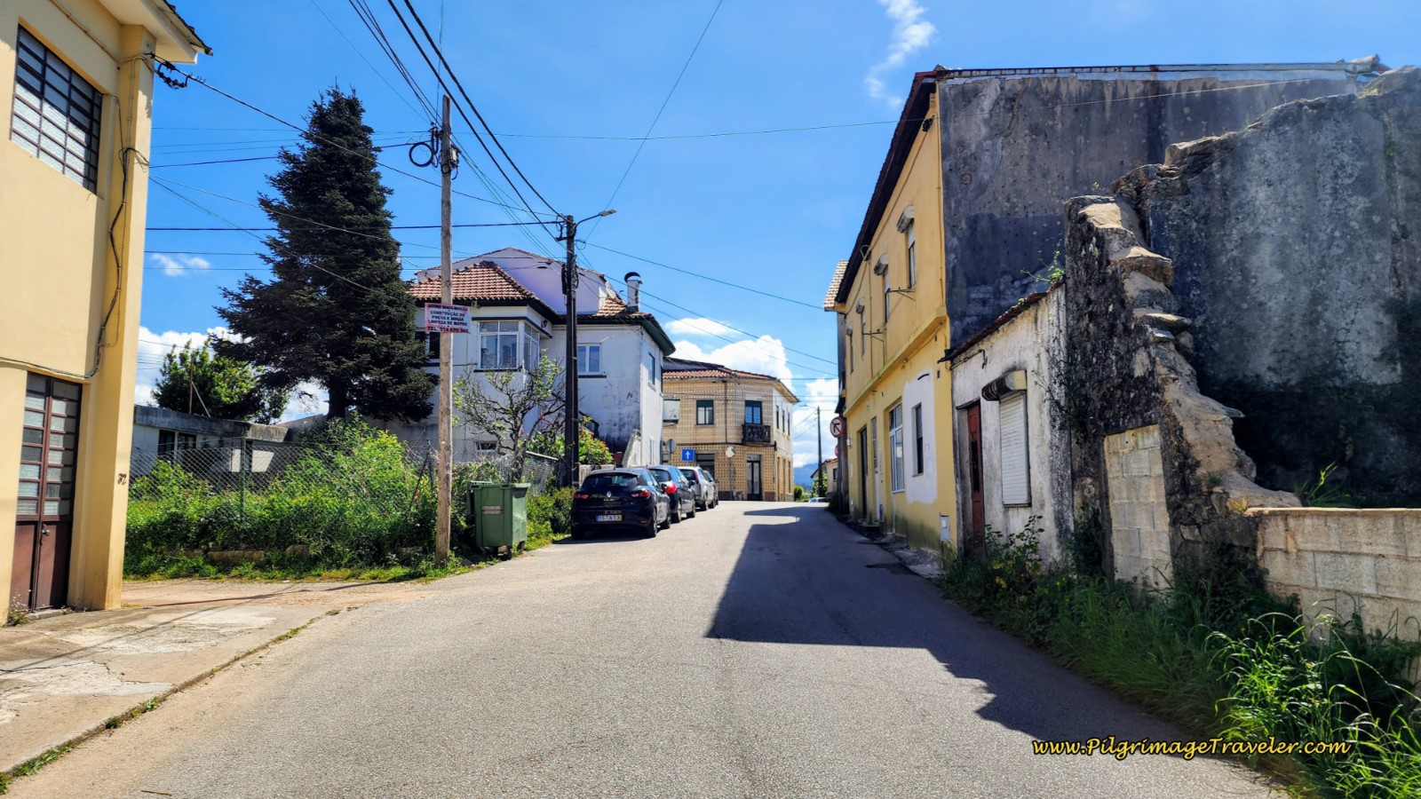 Walking on the Rua Jornal Quinzena de Cucujães in São João da Madeira