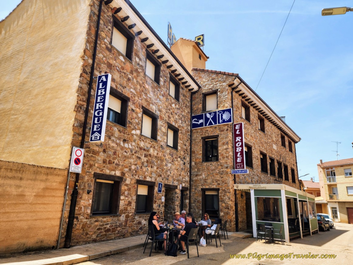 El Roble, Albergue, Restaurant and Hotel