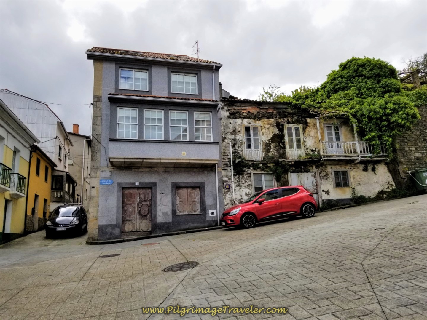 Right Turn to Continue on the Rúa do Empedrado in Pontedeume, on day three of the Camino Inglés