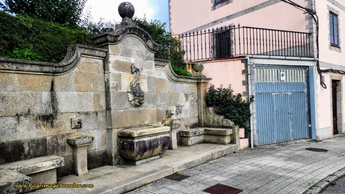 Historic Fountain, O Cádavo