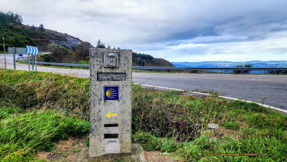 Waymark at the Highway Alto do Acebo