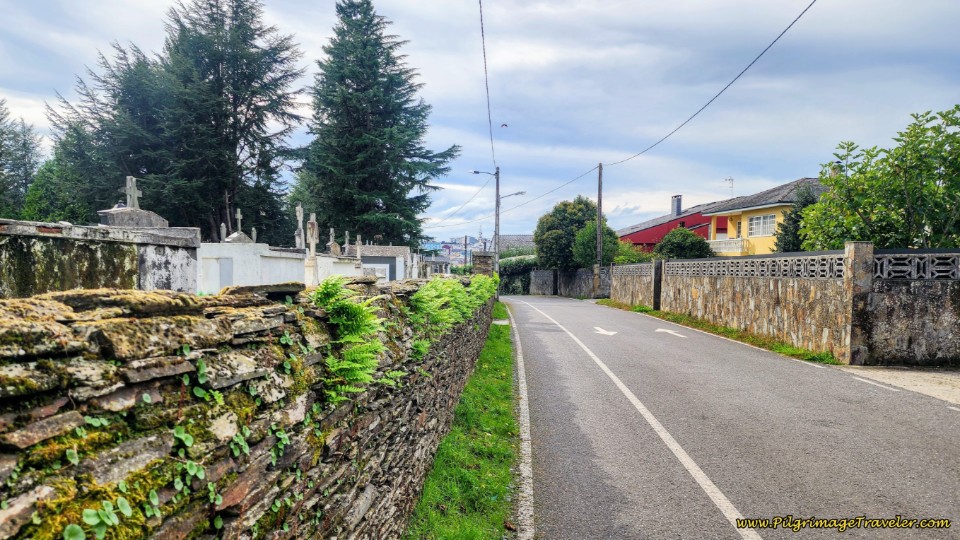 Pass the Cementerio de Santiago Apóstolo