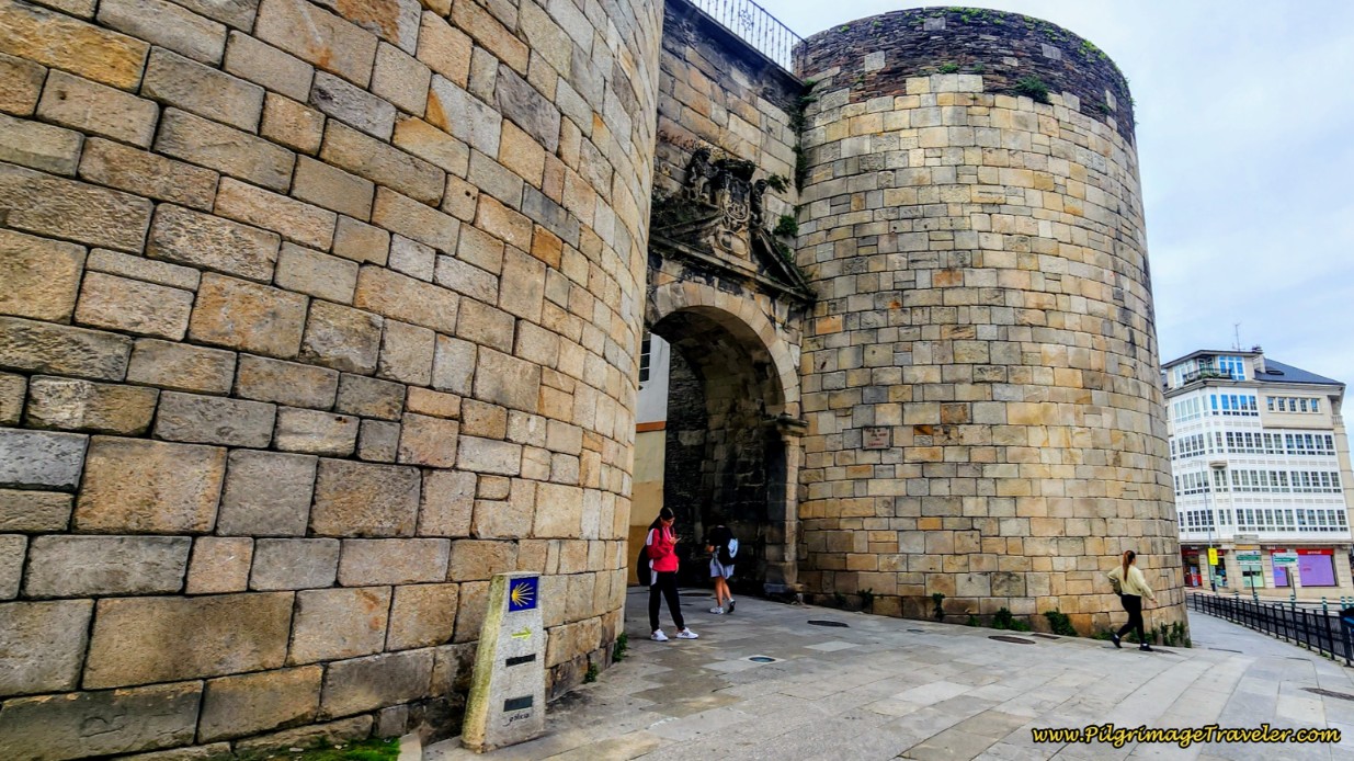 Entry thru the Porta de San Pedro ou Toledana